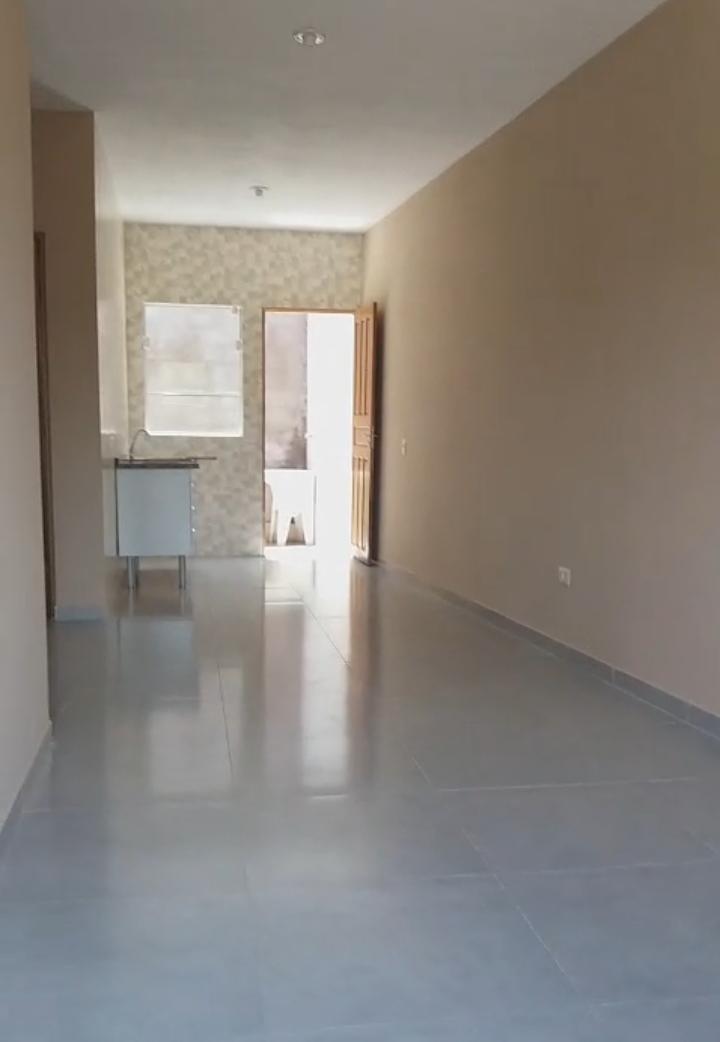Casa à venda com 2 quartos, sala e cozinha integradas, banheiro, lavanderia, garagem e quintal amplo. Cod. 1240