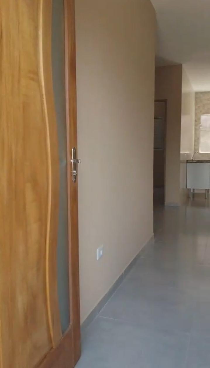 Casa à venda com 2 quartos, sala e cozinha integradas, banheiro, lavanderia, garagem e quintal amplo. Cod. 1240