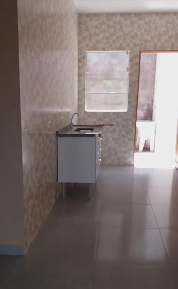 Casa à venda com 2 quartos, sala e cozinha integradas, banheiro, lavanderia, garagem e quintal amplo. Cod. 1240