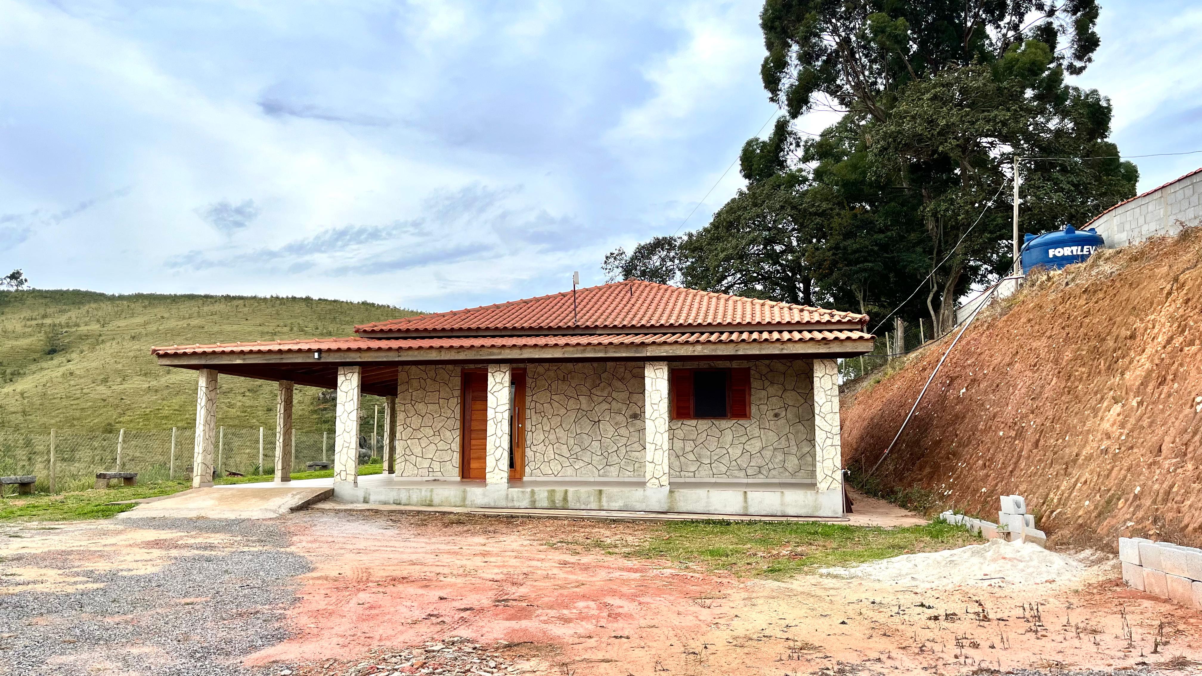 Chácara casa com 2 dormitórios sendo 1 com suíte a venda em Toledo - MG Cod - 1243