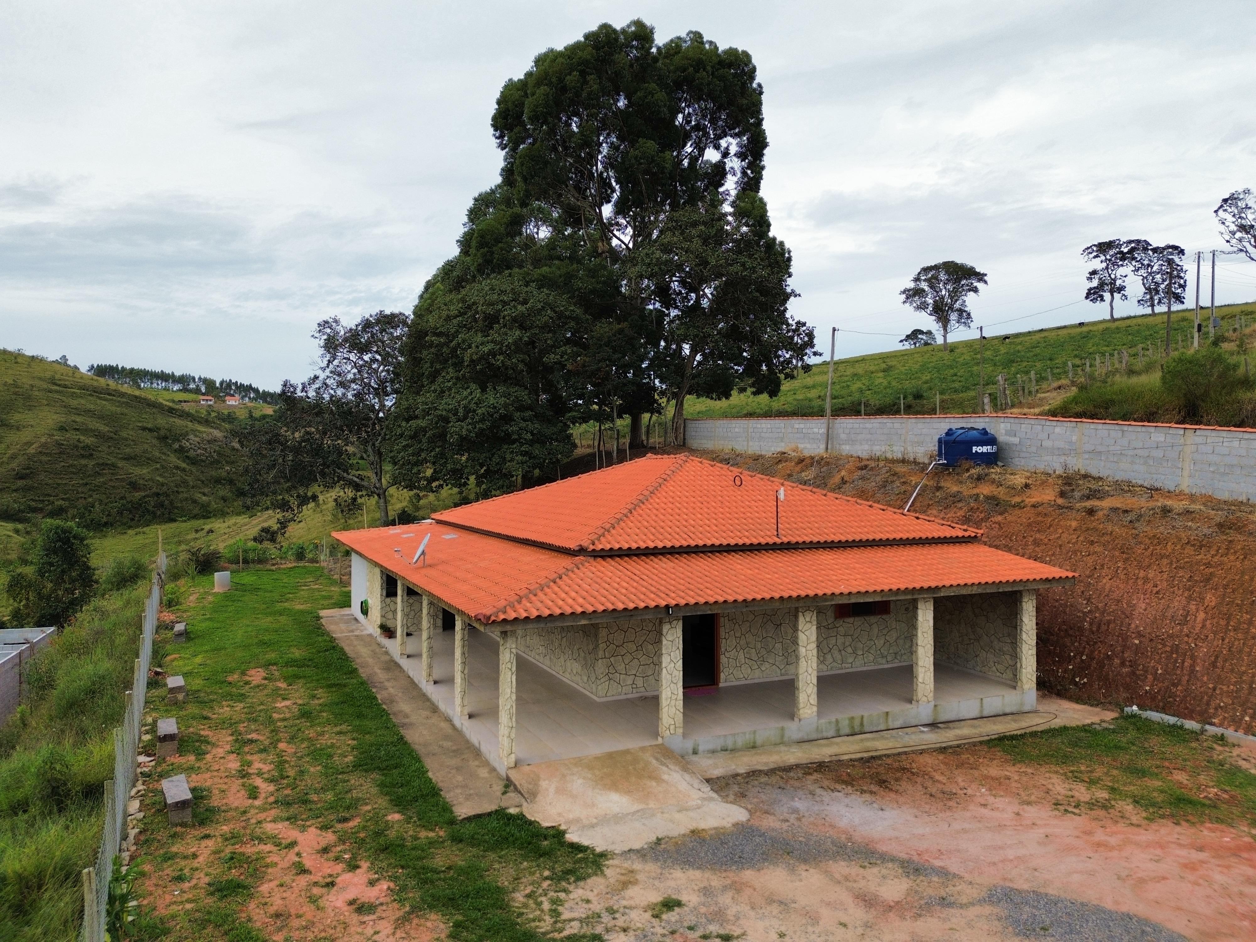 Chácara casa com 2 dormitórios sendo 1 com suíte a venda em Toledo - MG Cod - 1243