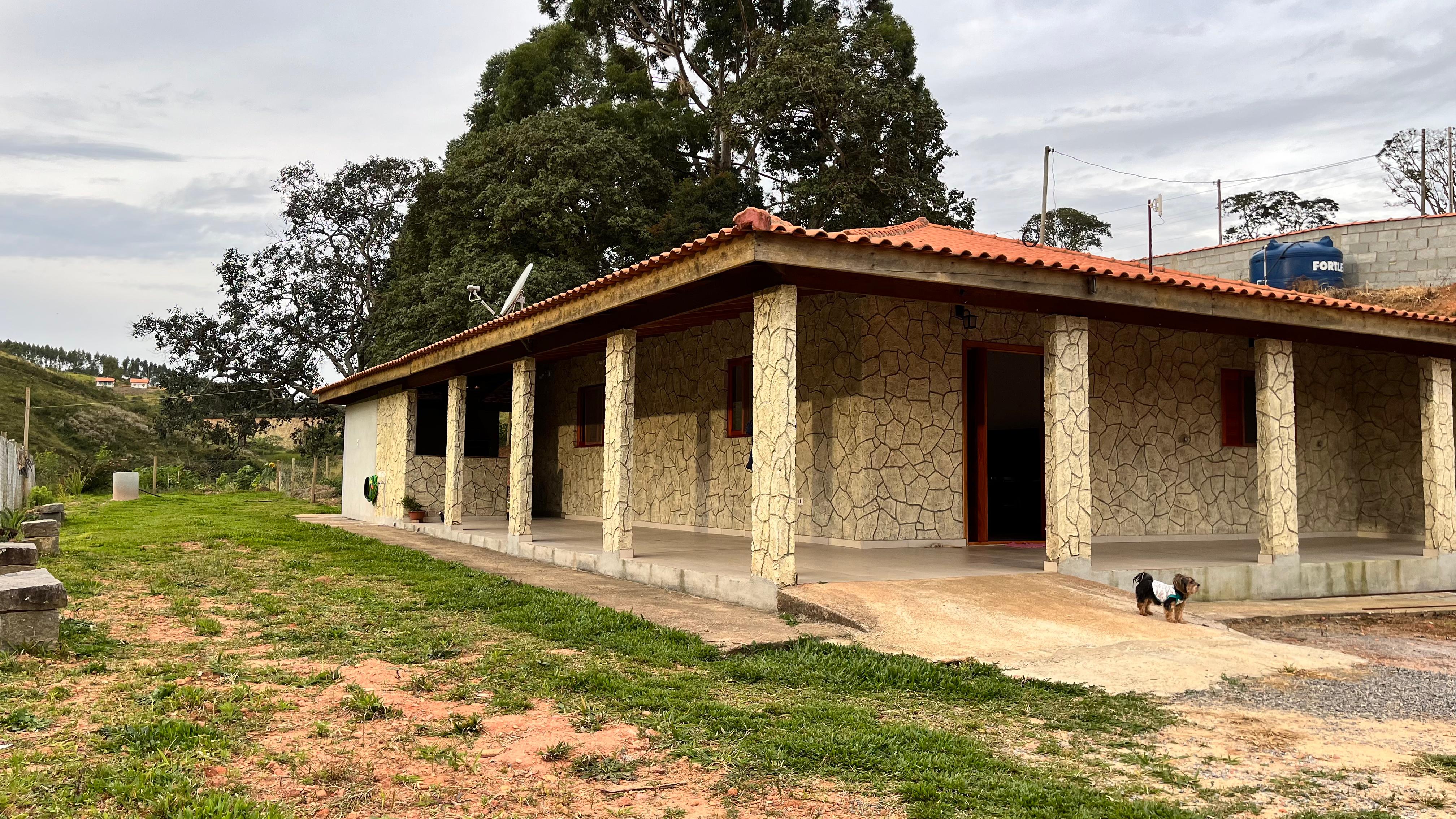 Chácara casa com 2 dormitórios sendo 1 com suíte a venda em Toledo - MG Cod - 1243
