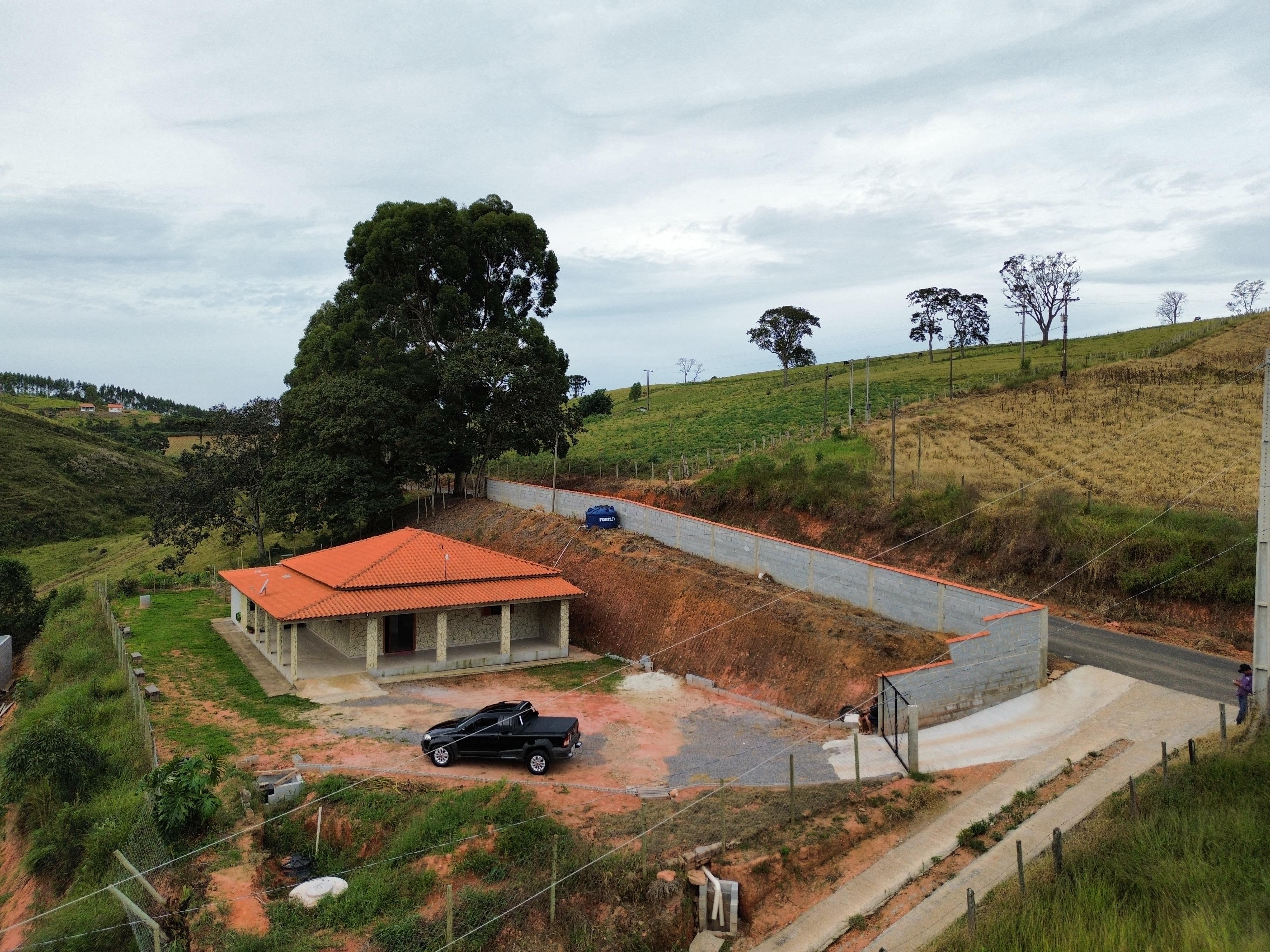 Chácara casa com 2 dormitórios sendo 1 com suíte a venda em Toledo - MG Cod - 1243