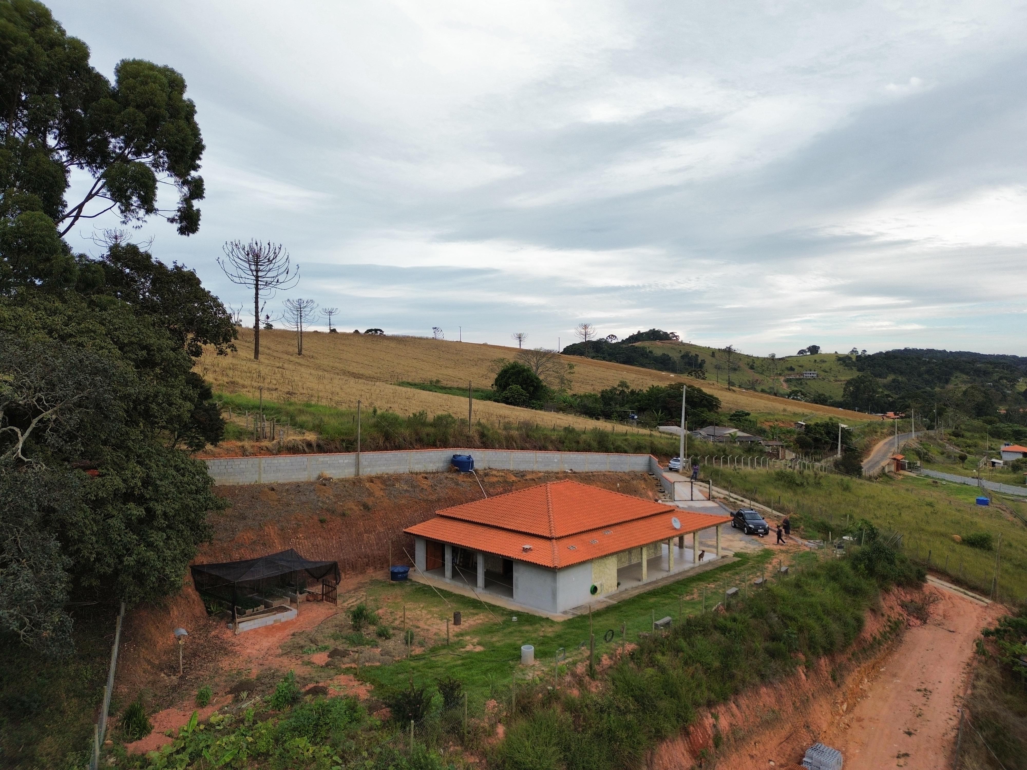 Chácara casa com 2 dormitórios sendo 1 com suíte a venda em Toledo - MG Cod - 1243