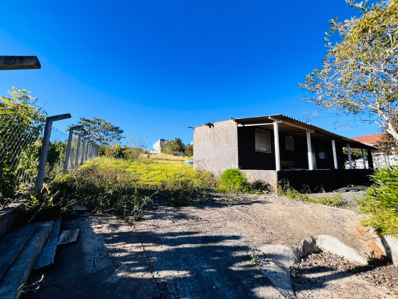 Chácara documentada com pequena casa em Munhoz - MG