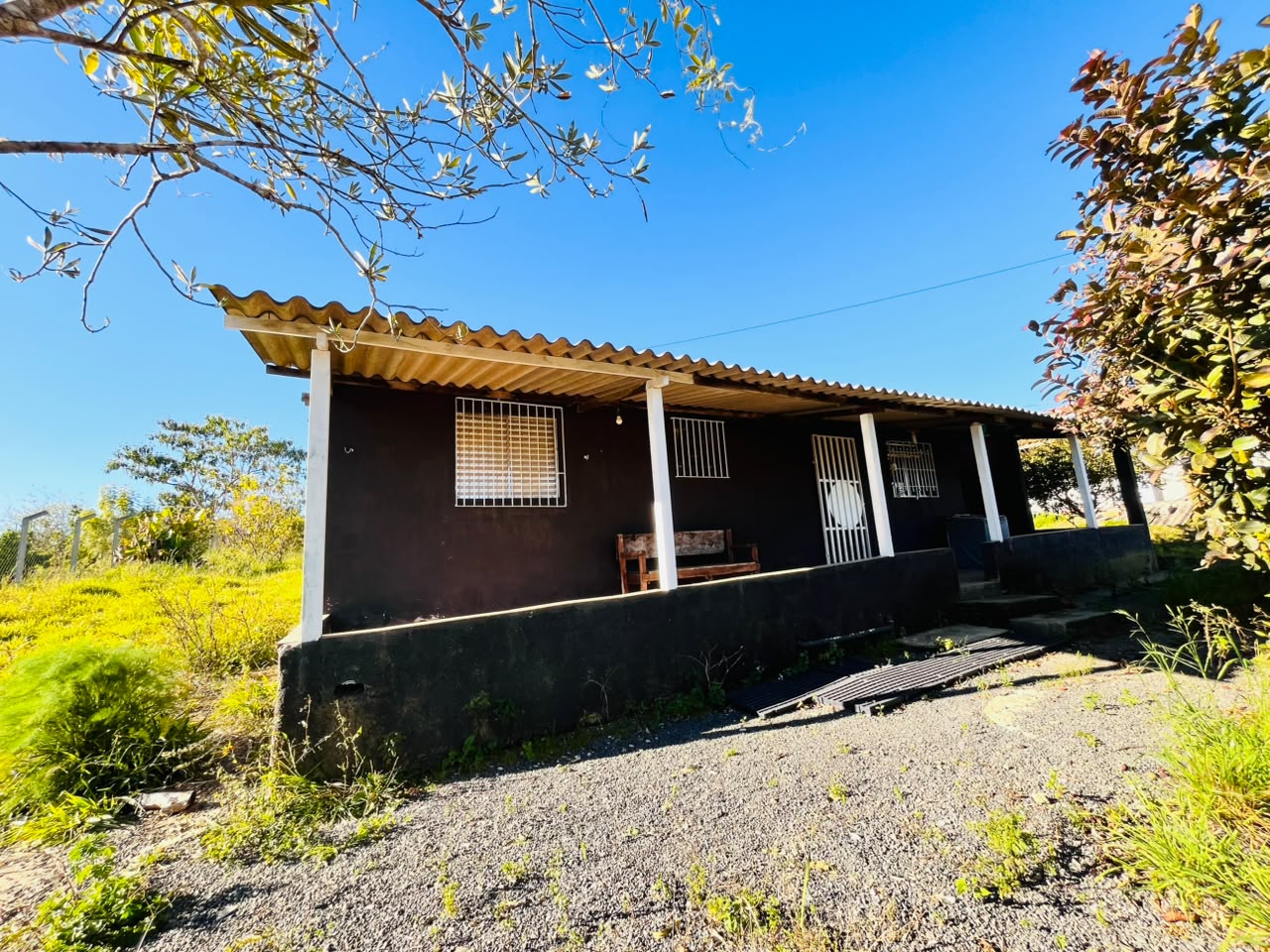 Chácara documentada com pequena casa em Munhoz - MG