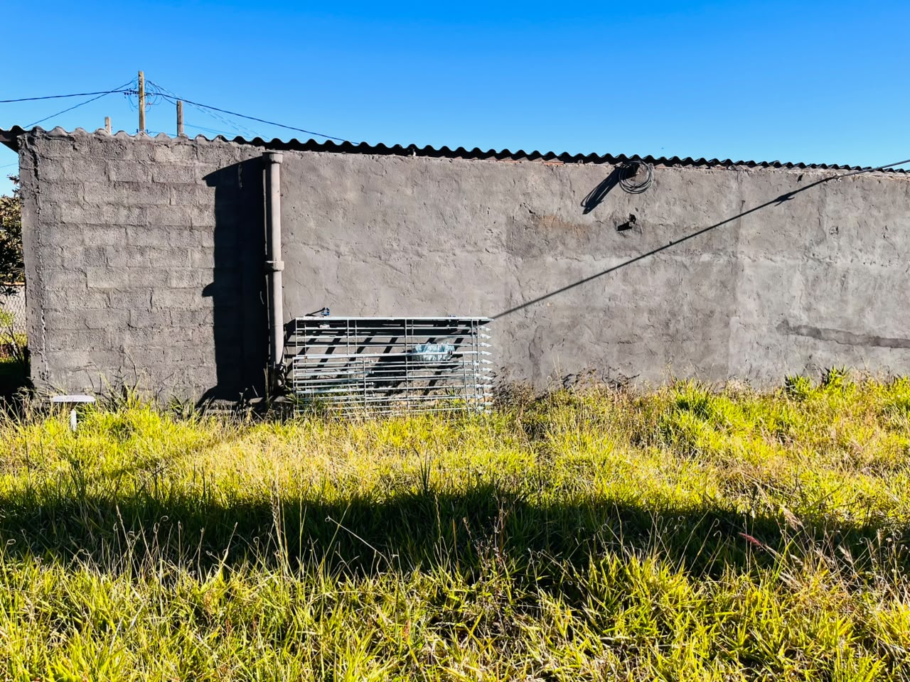 Chácara documentada com pequena casa em Munhoz - MG