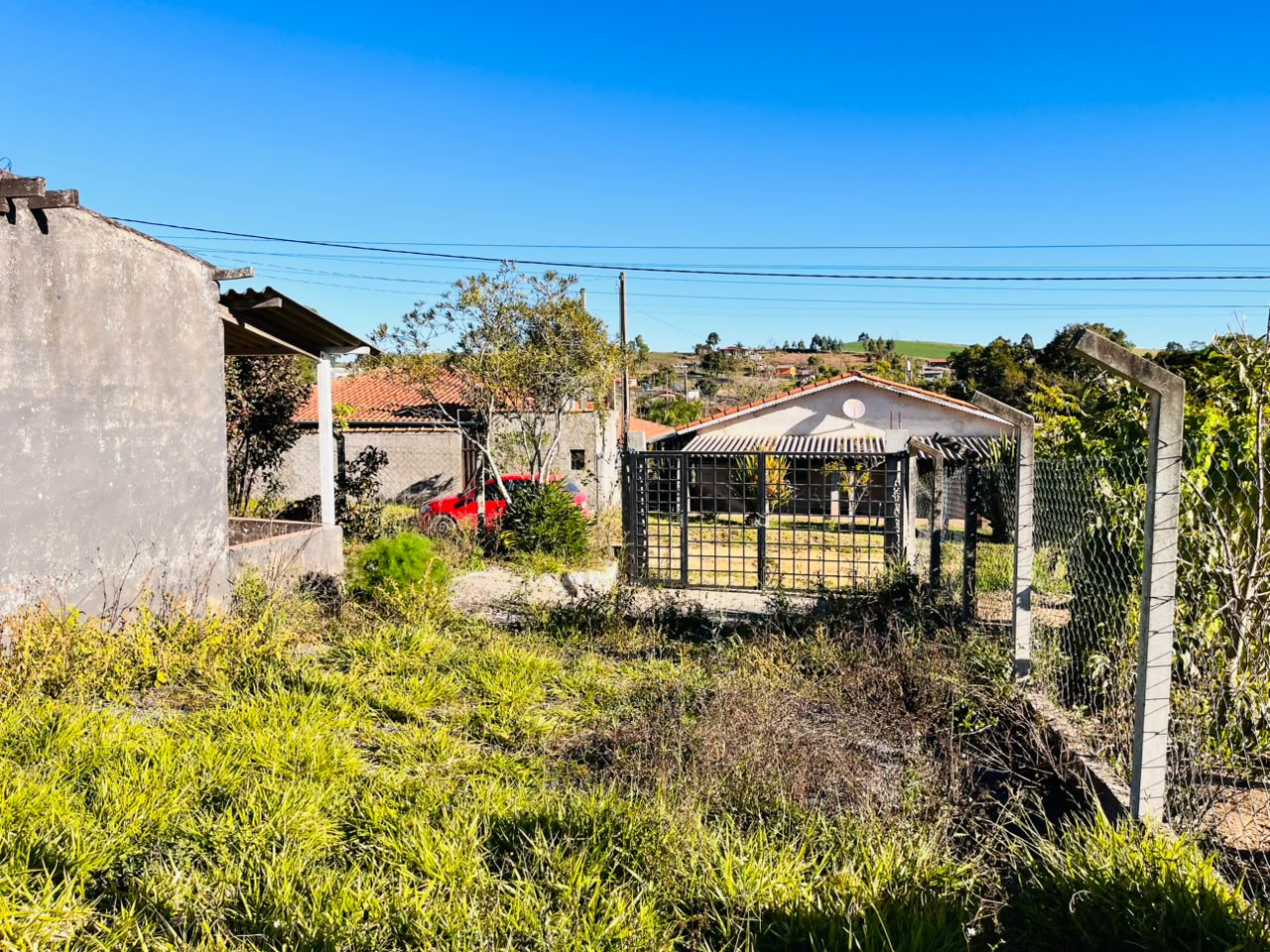 Chácara documentada com pequena casa em Munhoz - MG