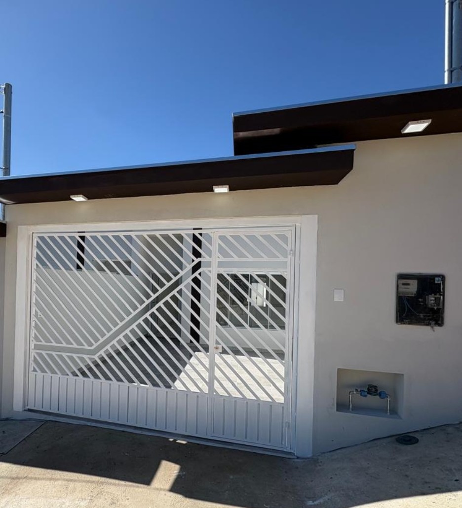 Casa com 2 quartos, sala e cozinha integrados, banheiro social, lavanderia e garagem em Toledo MG cod. 1272