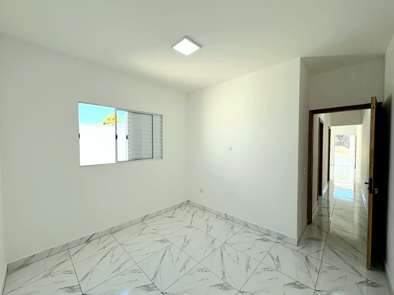 Casa com 2 quartos, sala e cozinha integrados, banheiro social, lavanderia e garagem em Toledo MG cod. 1272