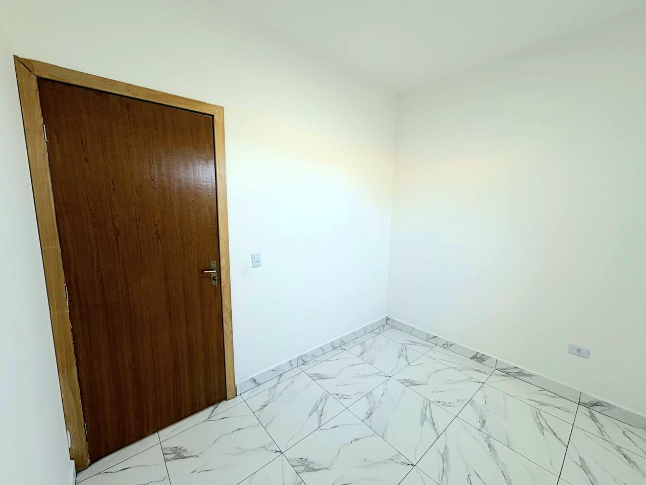 Casa com 2 quartos, sala e cozinha integrados, banheiro social, lavanderia e garagem em Toledo MG cod. 1272