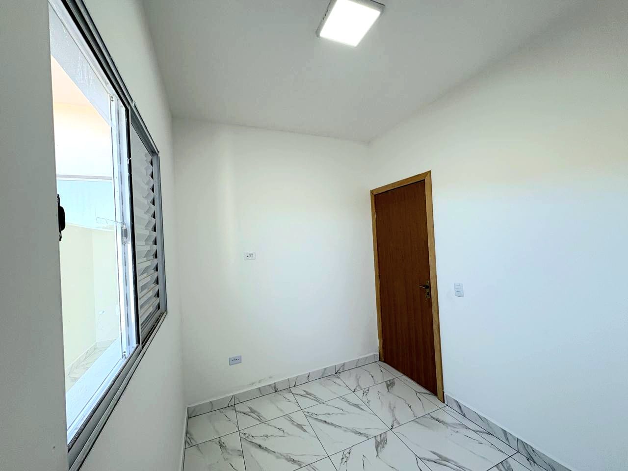 Casa com 2 quartos, sala e cozinha integrados, banheiro social, lavanderia e garagem em Toledo MG cod. 1272