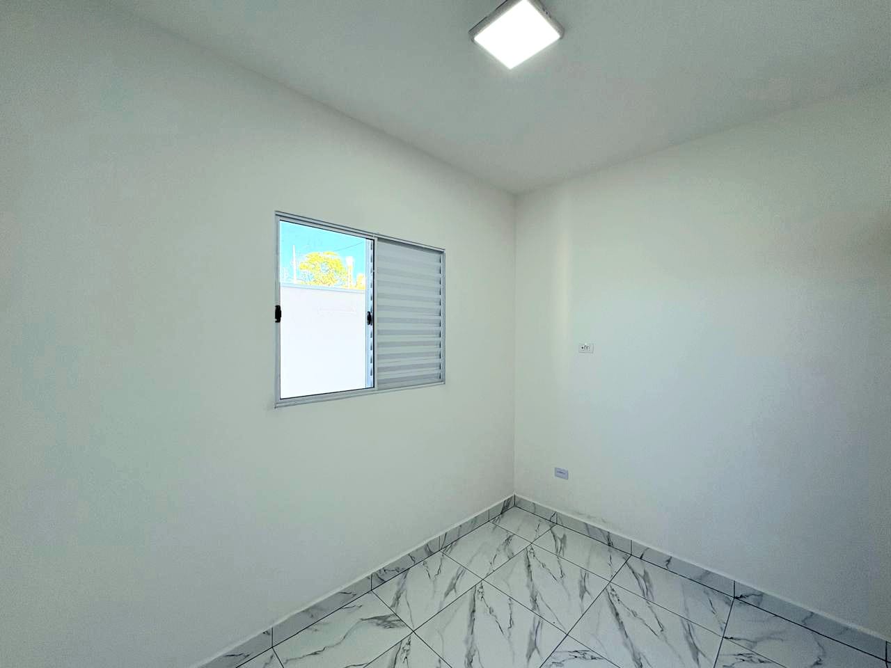 Casa com 2 quartos, sala e cozinha integrados, banheiro social, lavanderia e garagem em Toledo MG cod. 1272