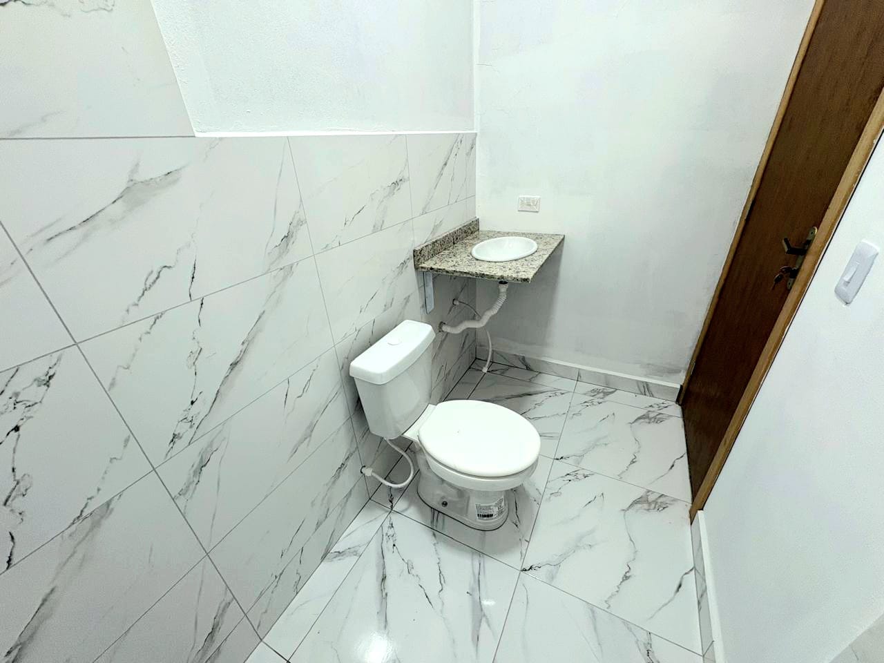 Casa com 2 quartos, sala e cozinha integrados, banheiro social, lavanderia e garagem em Toledo MG cod. 1272