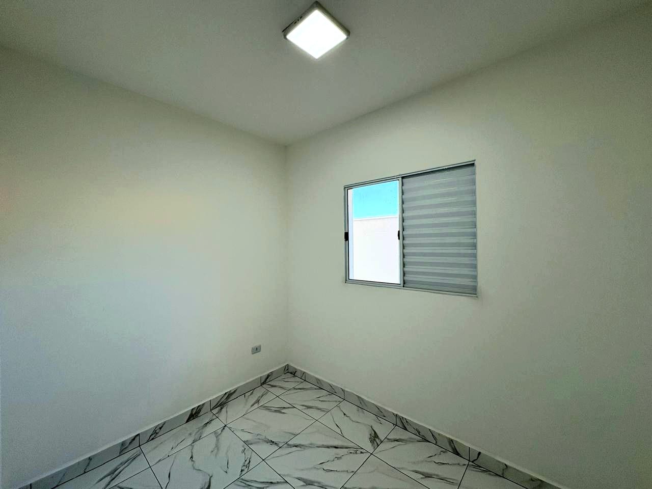 Casa com 2 quartos, sala e cozinha integrados, banheiro social, lavanderia e garagem em Toledo MG cod. 1272