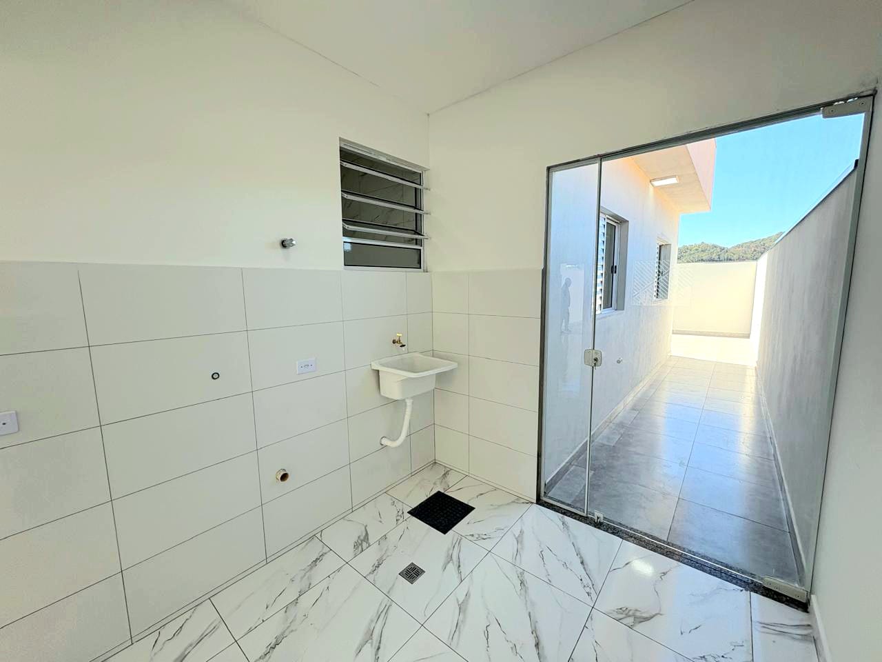 Casa com 2 quartos, sala e cozinha integrados, banheiro social, lavanderia e garagem em Toledo MG cod. 1272