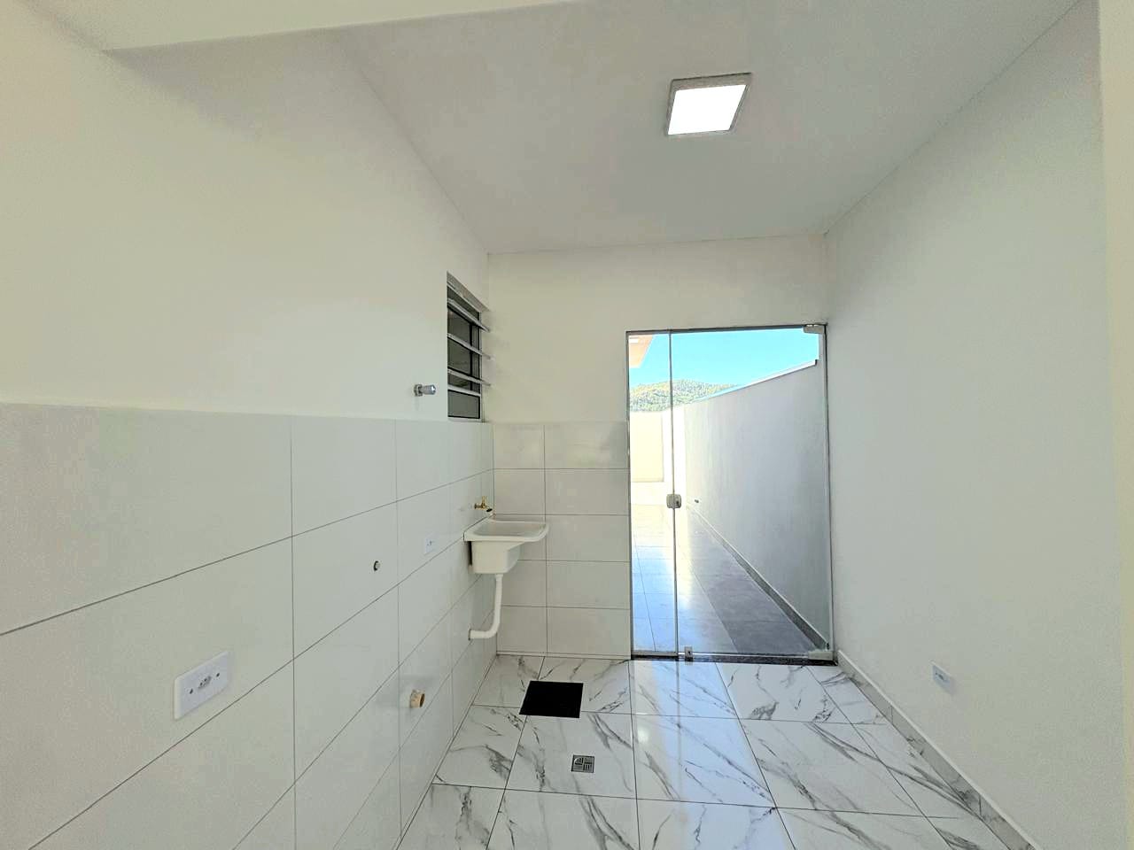 Casa com 2 quartos, sala e cozinha integrados, banheiro social, lavanderia e garagem em Toledo MG cod. 1272