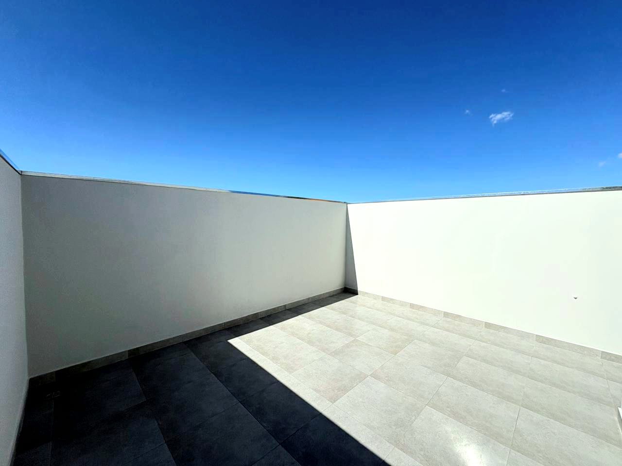 Casa com 2 quartos, sala e cozinha integrados, banheiro social, lavanderia e garagem em Toledo MG cod. 1272
