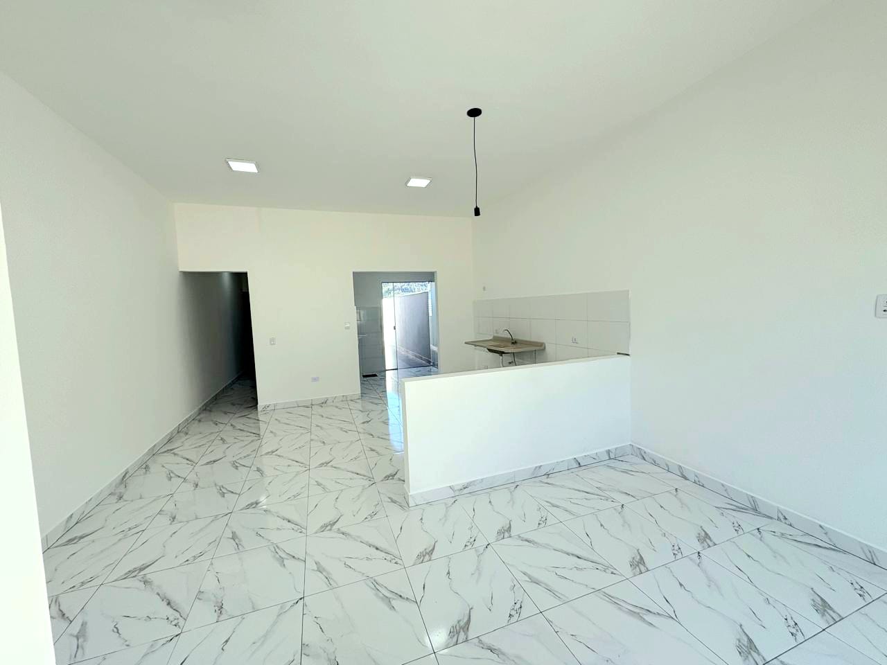 Casa com 2 quartos, sala e cozinha integrados, banheiro social, lavanderia e garagem em Toledo MG cod. 1272