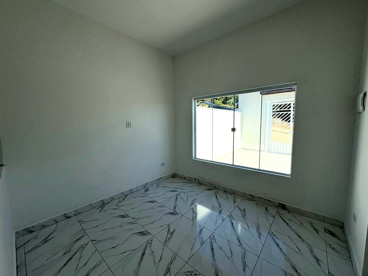 Casa com 2 quartos, sala e cozinha integrados, banheiro social, lavanderia e garagem em Toledo MG cod. 1272