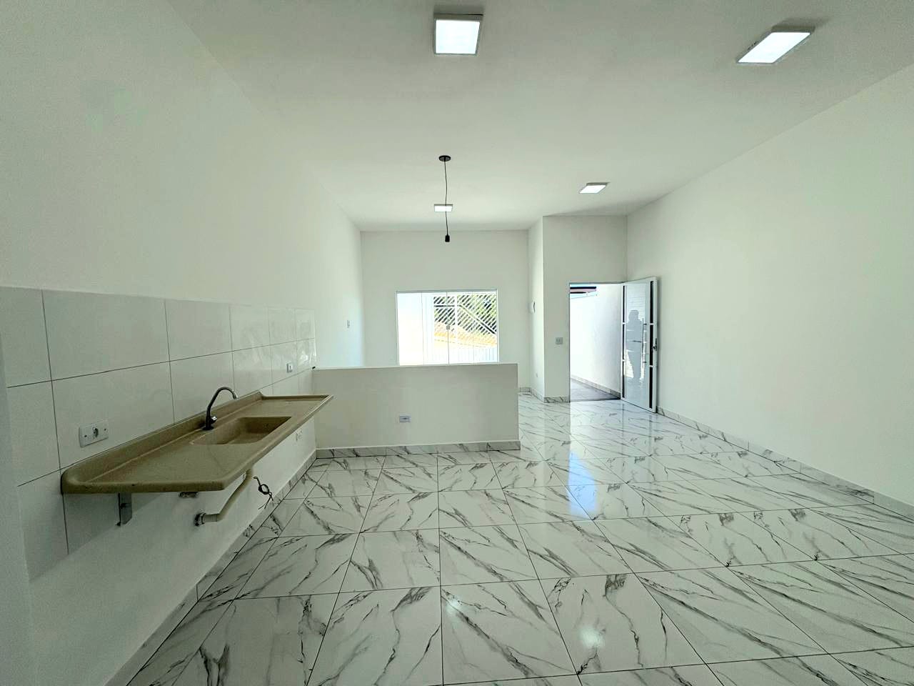 Casa com 2 quartos, sala e cozinha integrados, banheiro social, lavanderia e garagem em Toledo MG cod. 1272