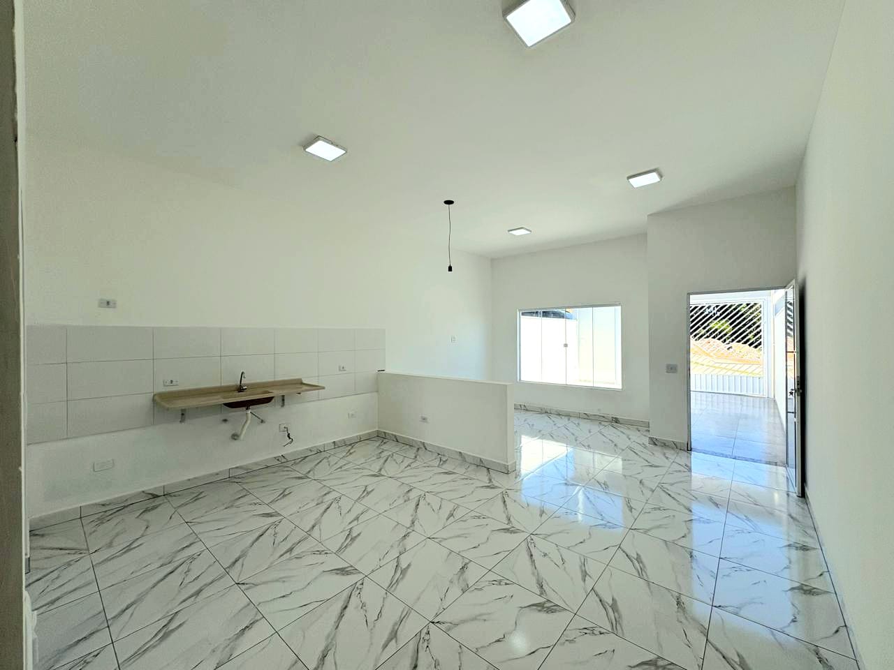 Casa com 2 quartos, sala e cozinha integrados, banheiro social, lavanderia e garagem em Toledo MG cod. 1272