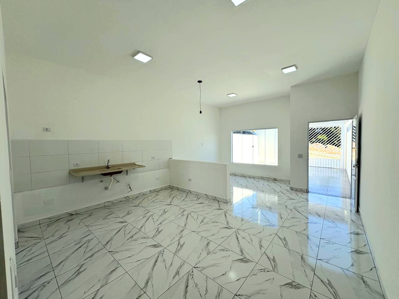 Casa com 2 quartos, sala e cozinha integrados, banheiro social, lavanderia e garagem em Toledo MG cod. 1272