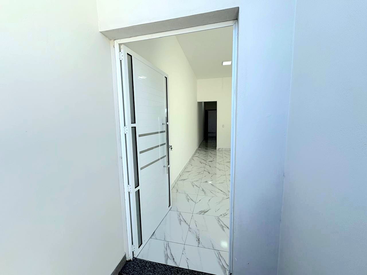 Casa com 2 quartos, sala e cozinha integrados, banheiro social, lavanderia e garagem em Toledo MG cod. 1272