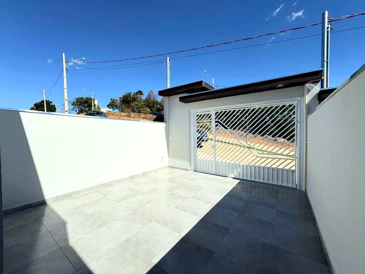 Casa com 2 quartos, sala e cozinha integrados, banheiro social, lavanderia e garagem em Toledo MG cod. 1272