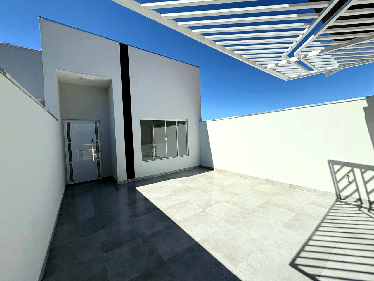 Casa com 2 quartos, sala e cozinha integrados, banheiro social, lavanderia e garagem em Toledo MG cod. 1272
