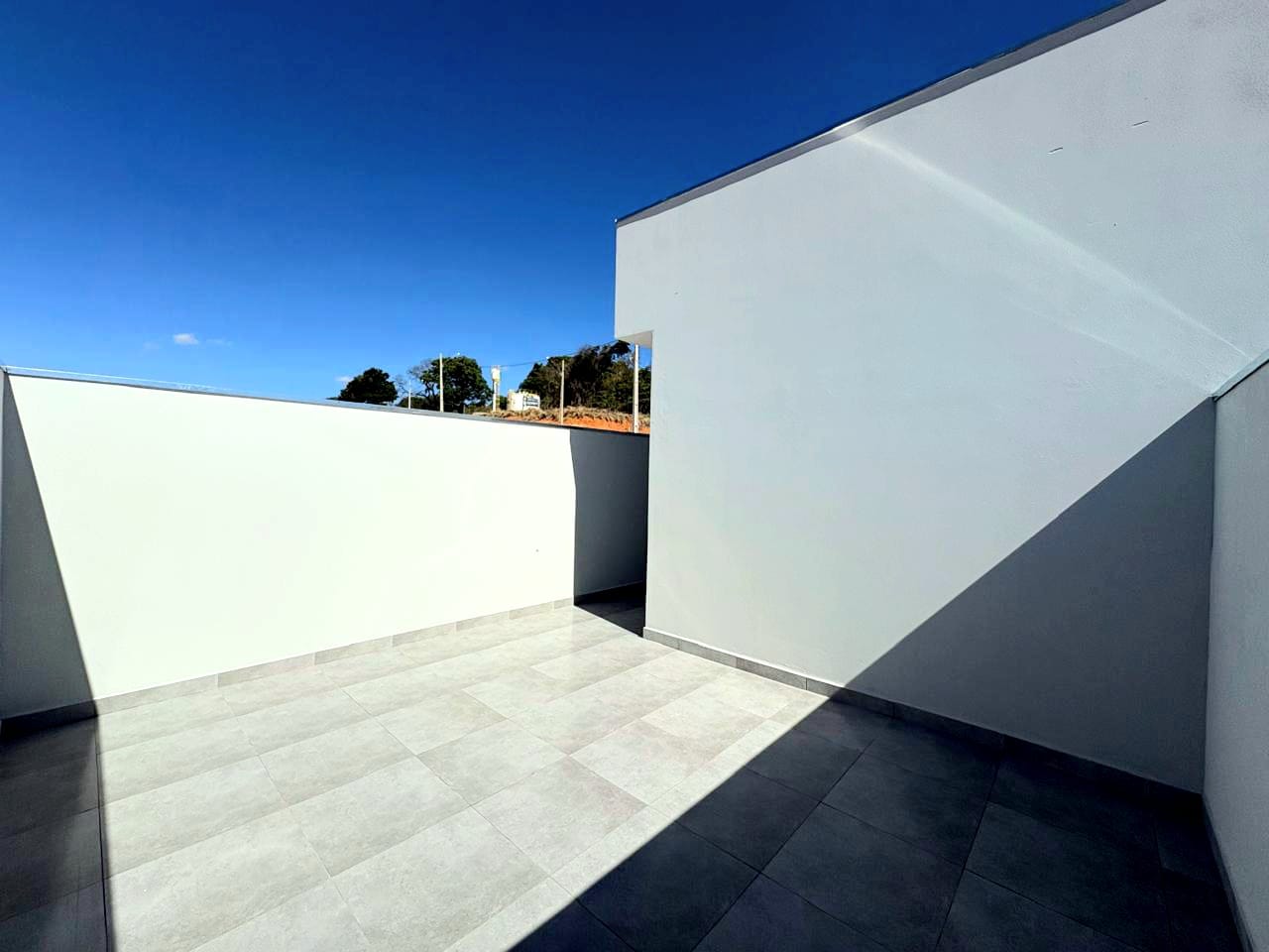Casa com 2 quartos, sala e cozinha integrados, banheiro social, lavanderia e garagem em Toledo MG cod. 1272
