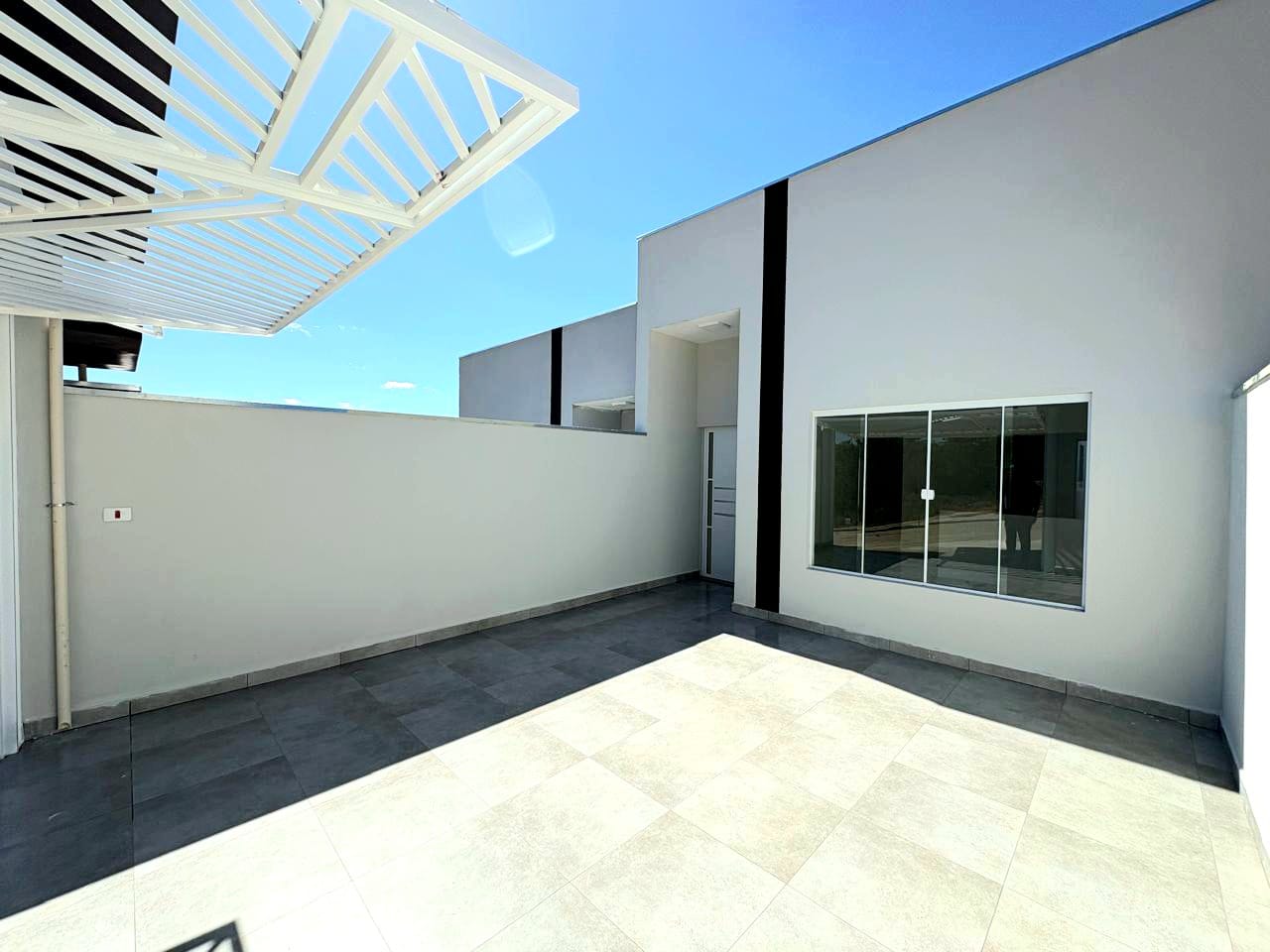Casa com 2 quartos, sala e cozinha integrados, banheiro social, lavanderia e garagem em Toledo MG cod. 1272