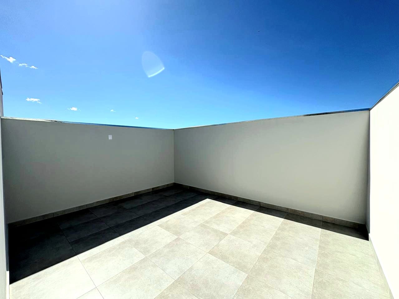 Casa com 2 quartos, sala e cozinha integrados, banheiro social, lavanderia e garagem em Toledo MG cod. 1272