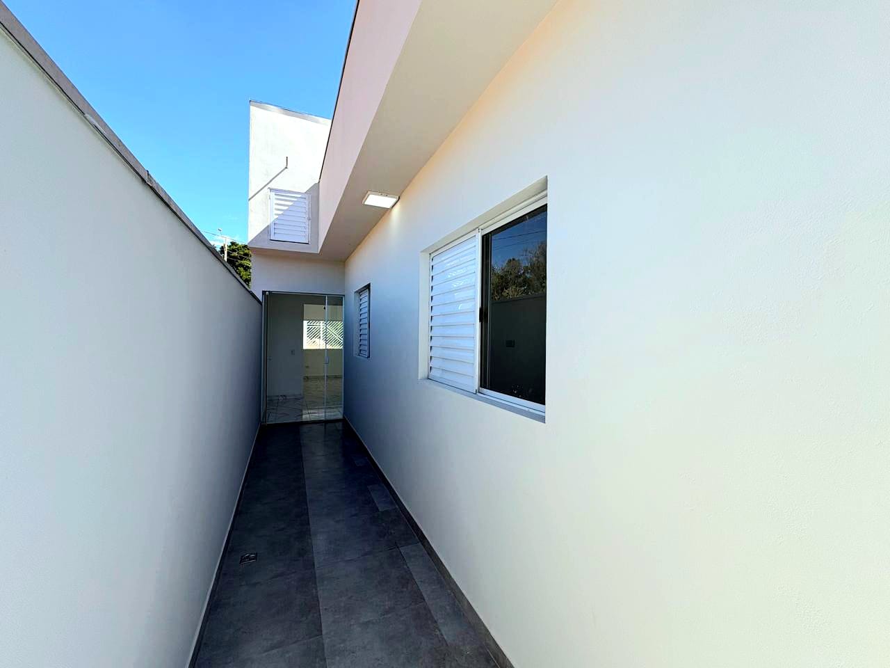 Casa com 2 quartos, sala e cozinha integrados, banheiro social, lavanderia e garagem em Toledo MG cod. 1272