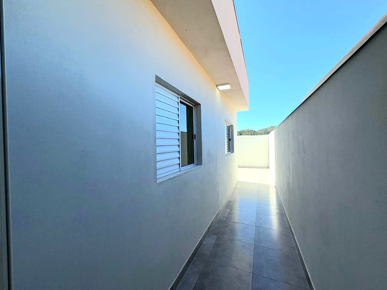 Casa com 2 quartos, sala e cozinha integrados, banheiro social, lavanderia e garagem em Toledo MG cod. 1272