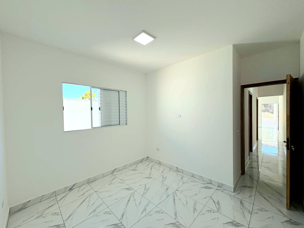 Casa com 2 quartos, sala e cozinha integrados, banheiro social, lavanderia e garagem em Toledo MG cod. 1272