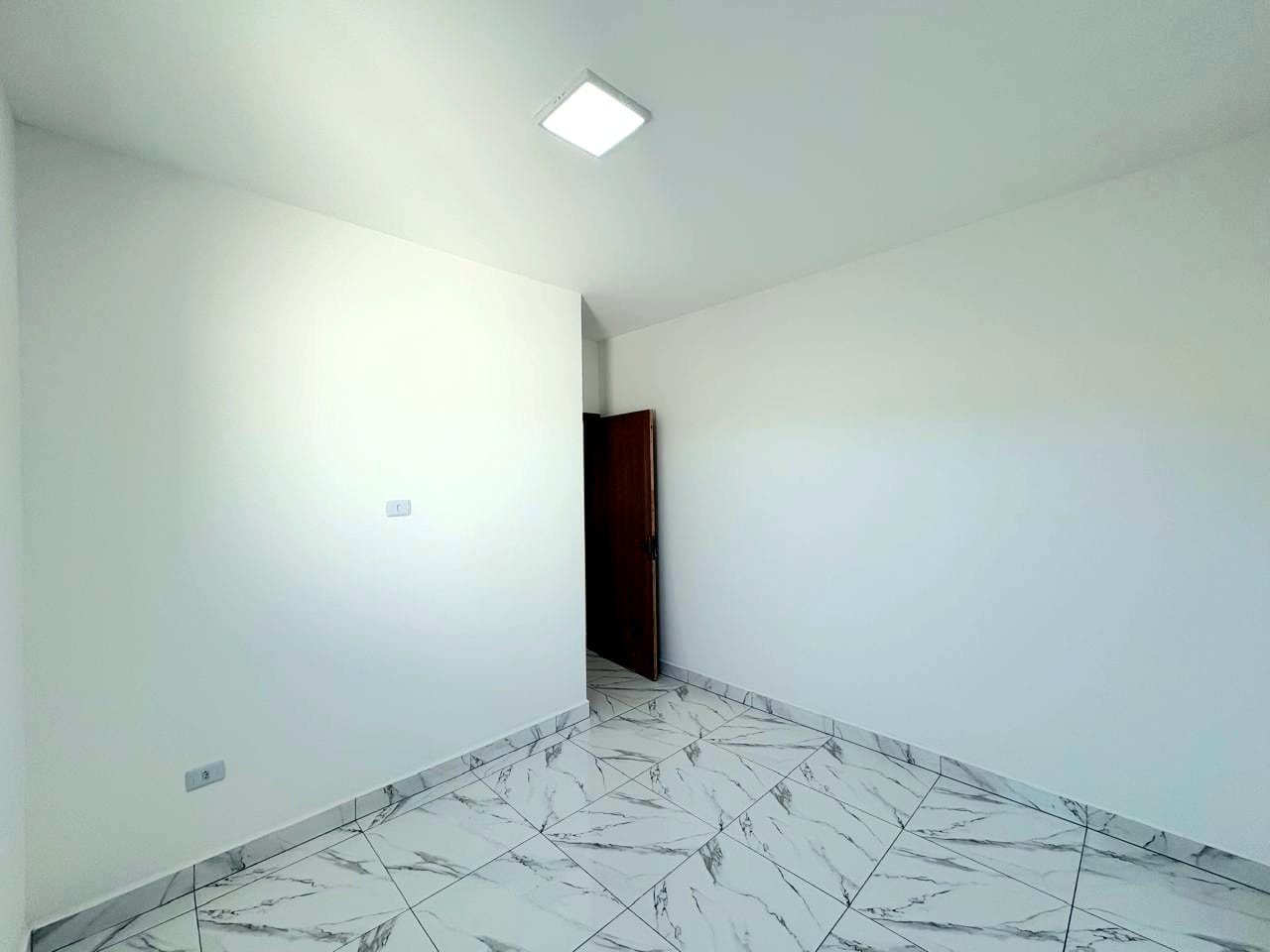 Casa com 2 quartos, sala e cozinha integrados, banheiro social, lavanderia e garagem em Toledo MG cod. 1272
