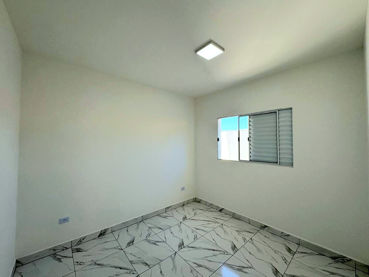 Casa com 2 quartos, sala e cozinha integrados, banheiro social, lavanderia e garagem em Toledo MG cod. 1272
