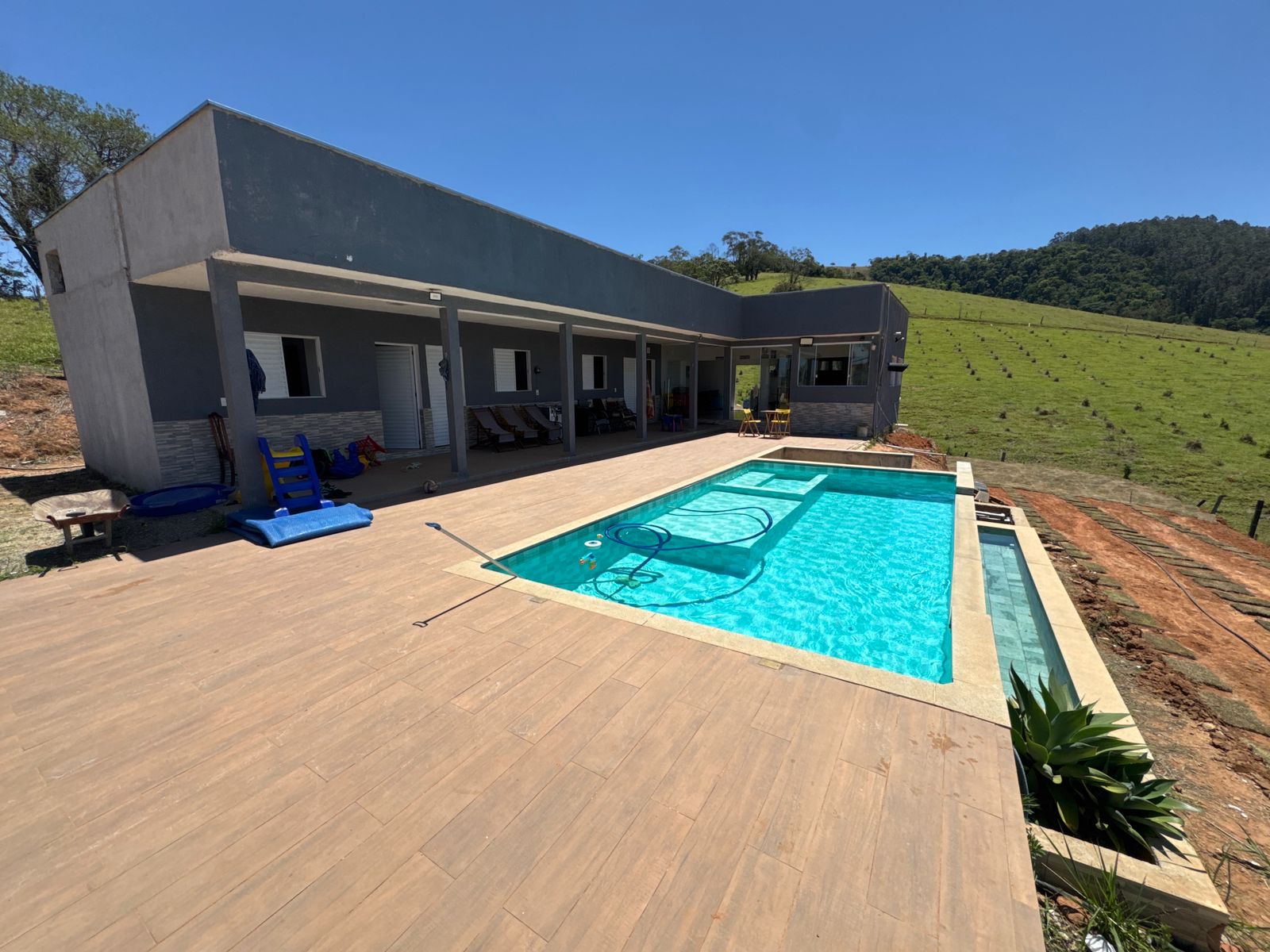 Chácara | casa com 4 suítes, sala e cozinha integrados, piscina em Socorro / SP 1273