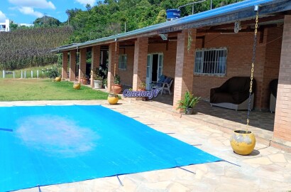 Chácara de alto padrão, piscina - casa avarandada com 4 quartos, sendo 2 com suíte, sala em Extrema MG cod. 1274