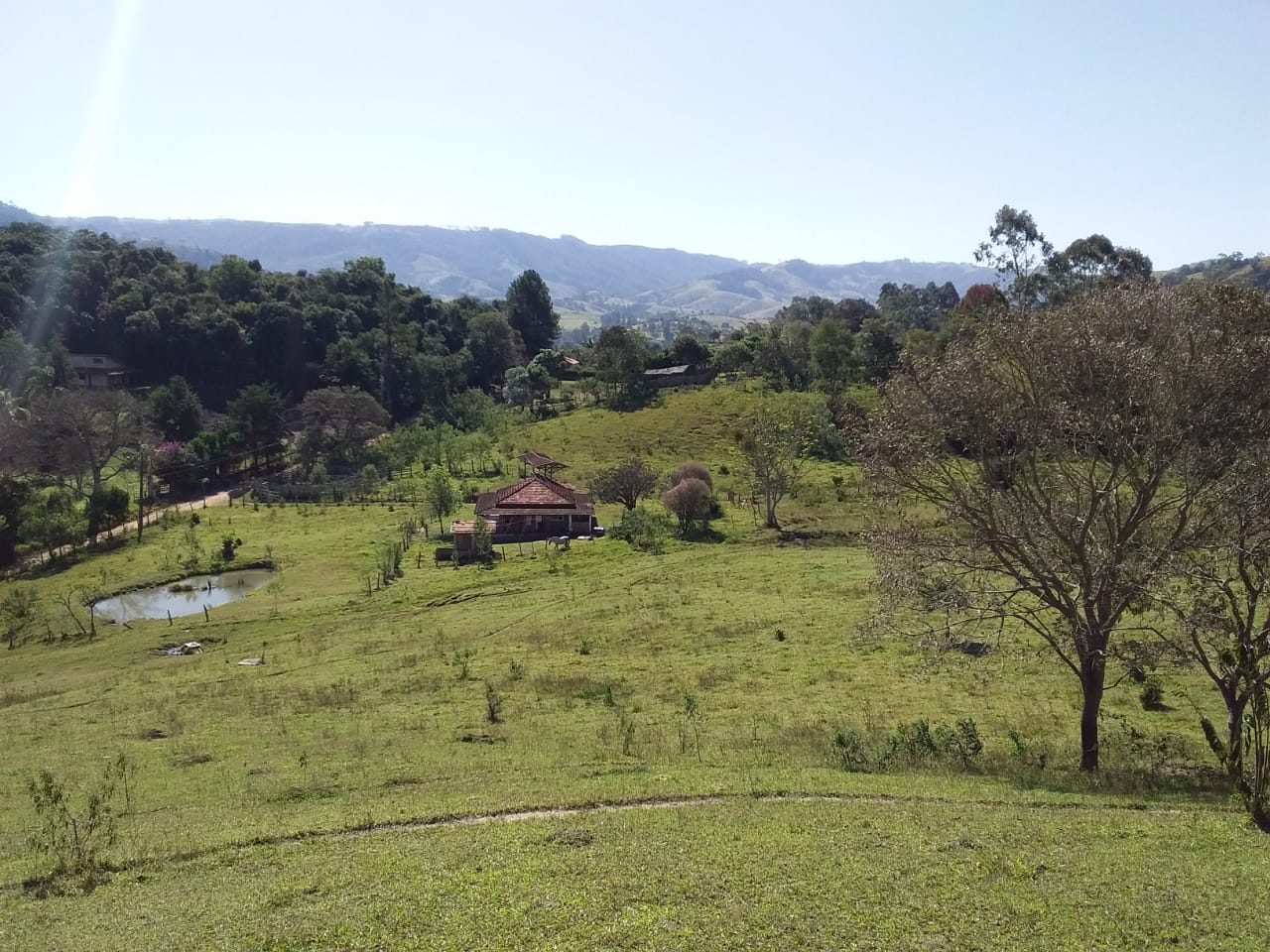 Propriedade rural com 6 alqueires, lago, água de nascente e casa completa. Agende sua visita cod. 1275