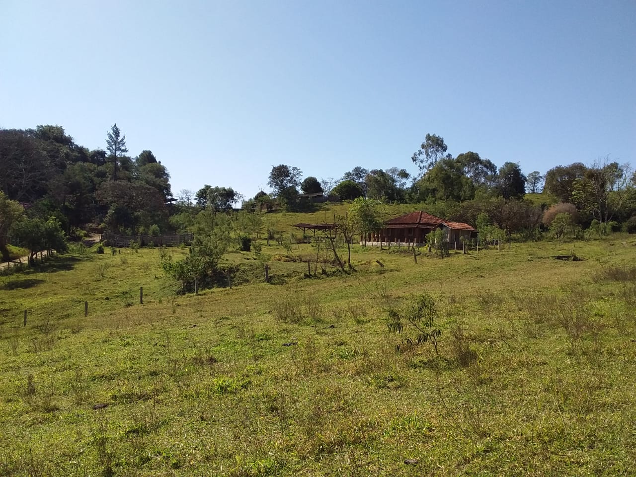 Propriedade rural com 6 alqueires, lago, água de nascente e casa completa. Agende sua visita cod. 1275