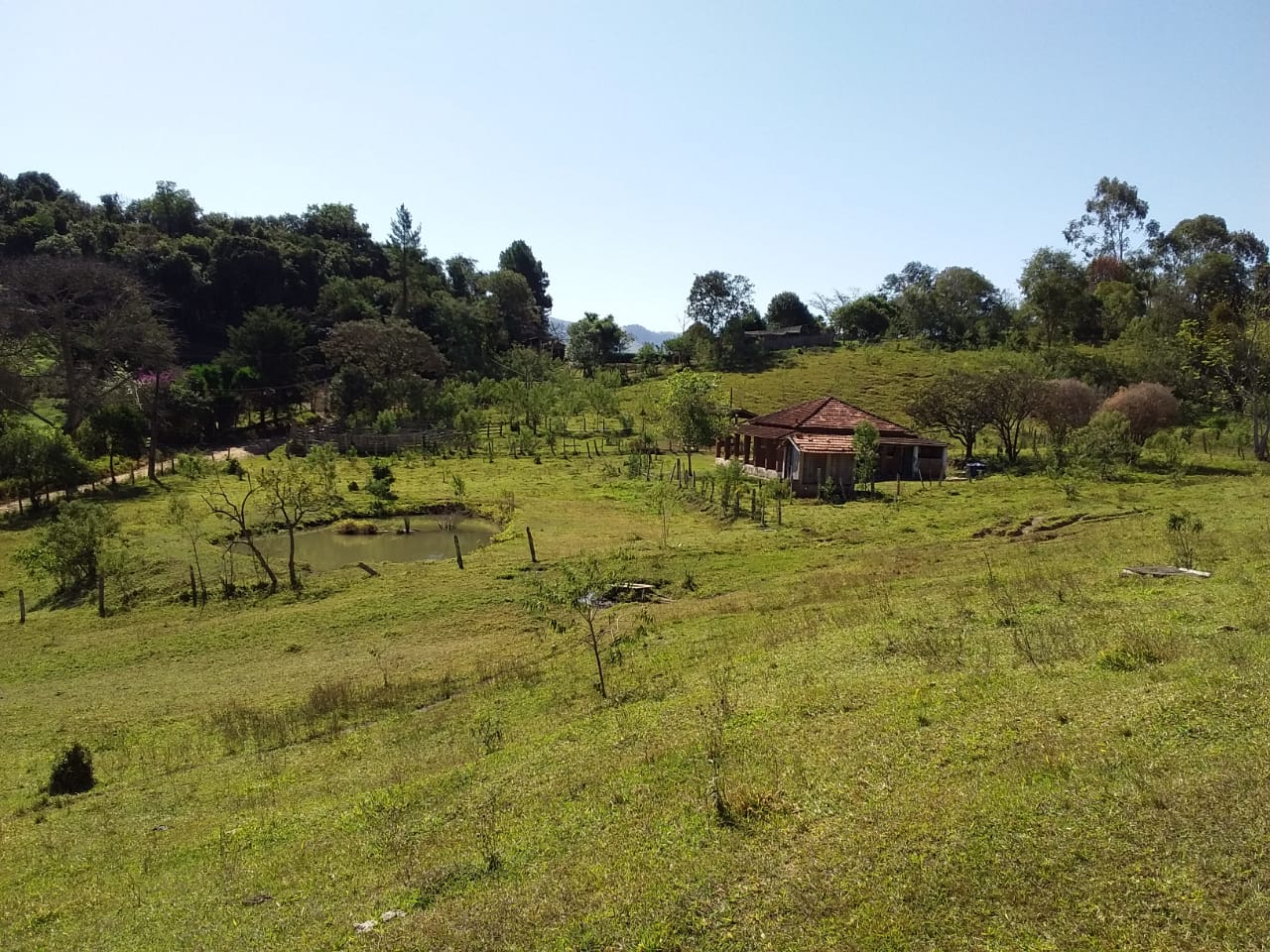 Propriedade rural com 6 alqueires, lago, água de nascente e casa completa. Agende sua visita cod. 1275