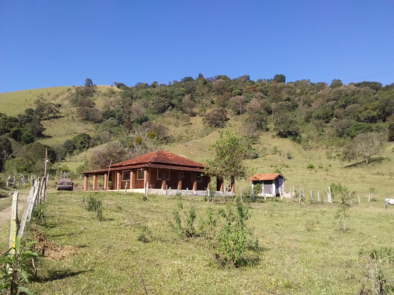 Propriedade rural com 6 alqueires, lago, água de nascente e casa completa. Agende sua visita cod. 1275