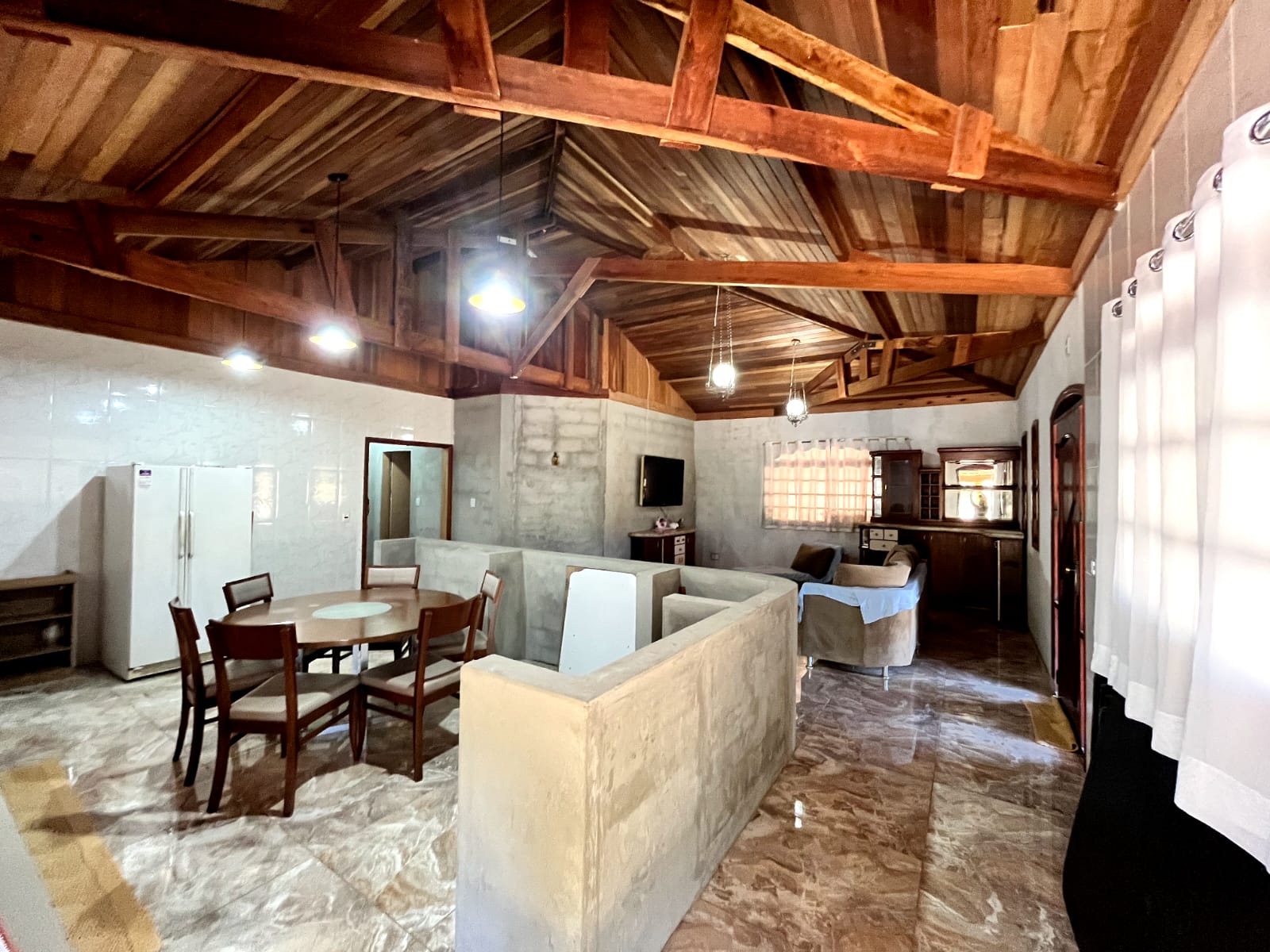 Chácara em Toledo-MG — 2.000 m², casa com 3 quartos, riacho nos fundos cód.1278