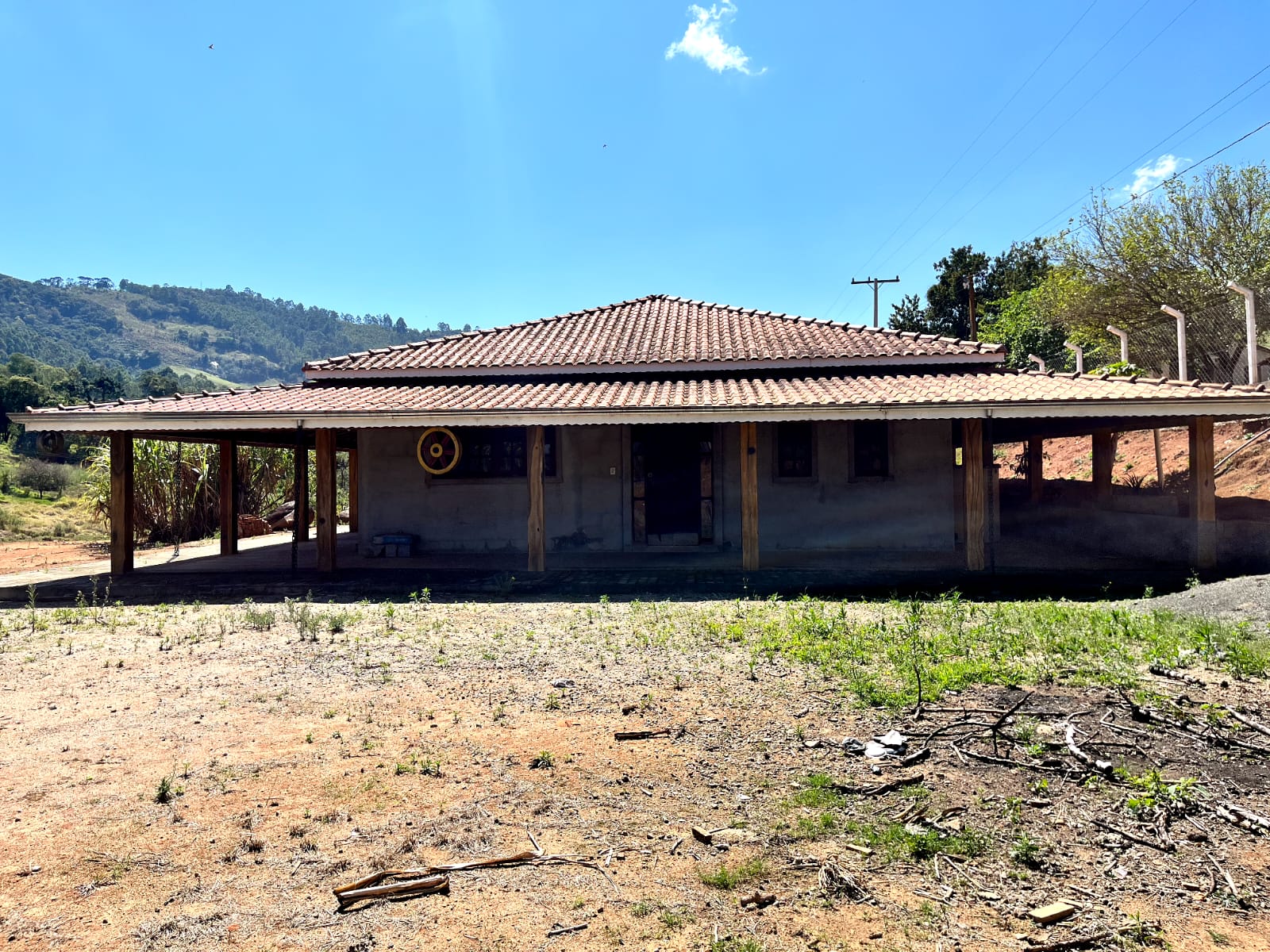 Chácara em Toledo-MG — 2.000 m², casa com 3 quartos, riacho nos fundos cód.1278