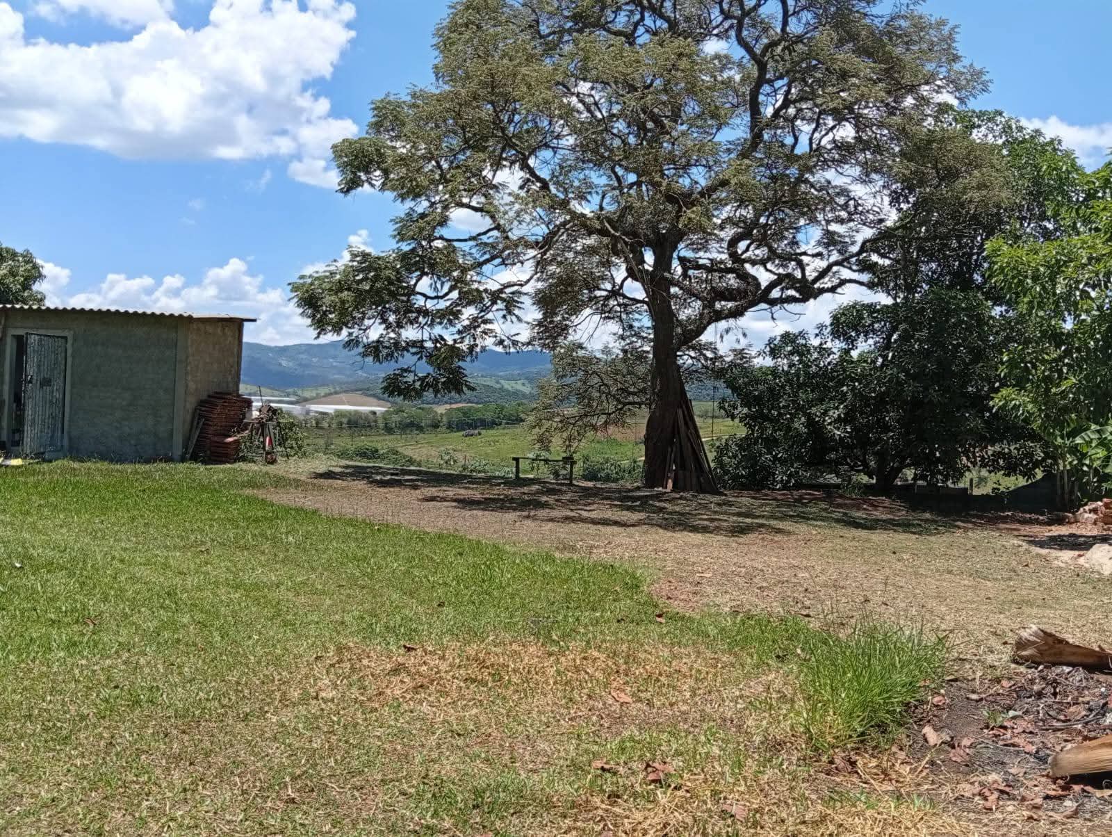 Chácara à Venda em Extrema/MG: 2.000 m², Piscina e Casa com 3 Quartos a 500 m da Fernão Dias