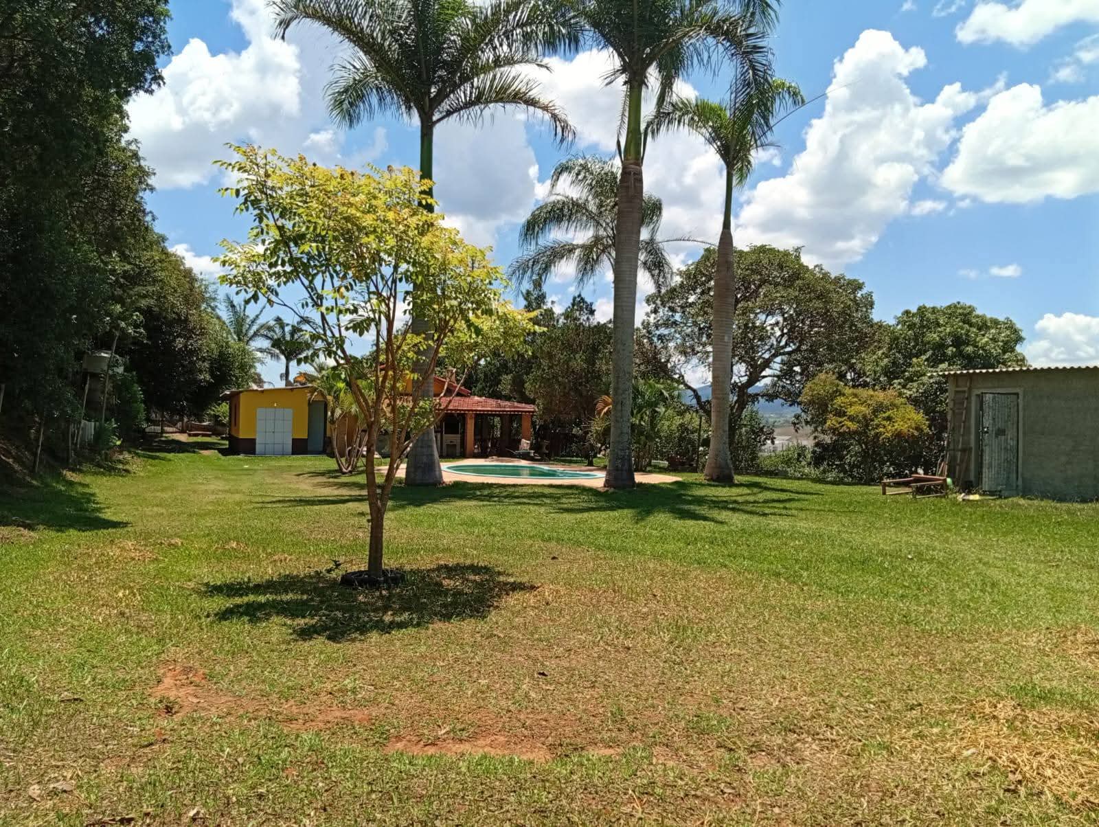 Chácara à Venda em Extrema/MG: 2.000 m², Piscina e Casa com 3 Quartos a 500 m da Fernão Dias