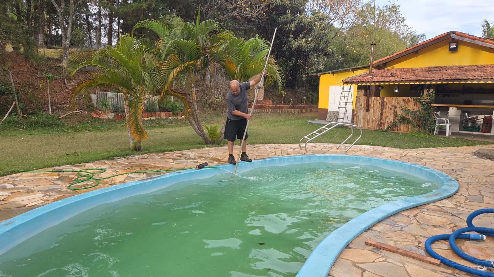 Chácara à Venda em Extrema/MG: 2.000 m², Piscina e Casa com 3 Quartos a 500 m da Fernão Dias