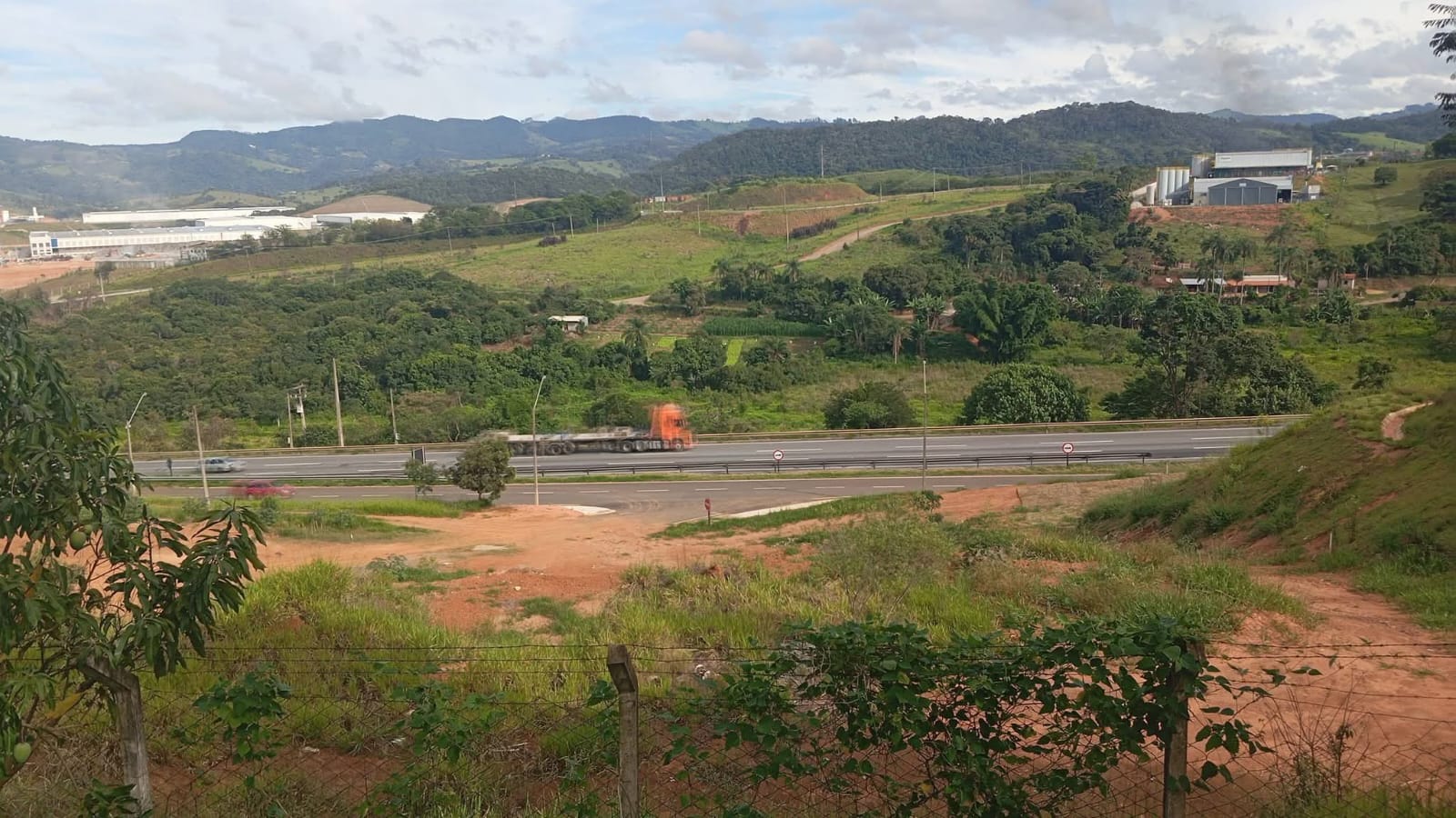 Chácara à Venda em Extrema/MG: 2.000 m², Piscina e Casa com 3 Quartos a 500 m da Fernão Dias